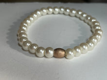 Load image into Gallery viewer, Glass Pearl bead bracelet

